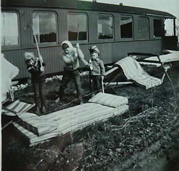 OVER STRANDEN 6 - Sporløs i 1961. Forårsrengøringen er igang.